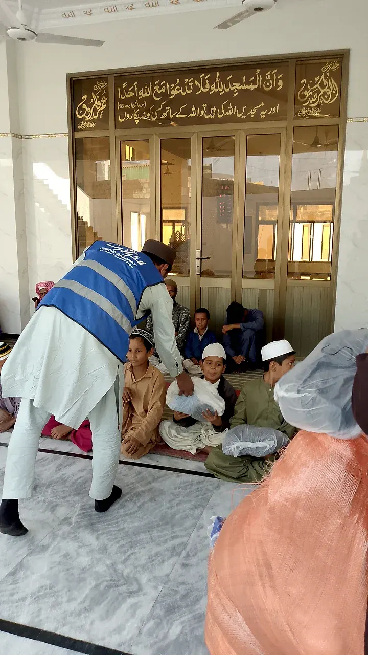مسجد میں بچوں میں تحائف کی تقسیم
